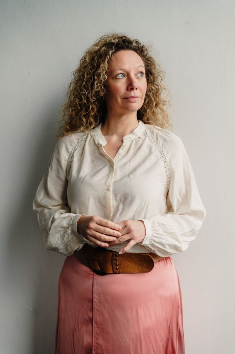 Sofie Jamers tegen een lichte muur